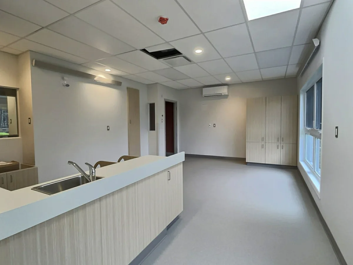 Nettoyage après construction CPE Bécassine Drummondville — corridor