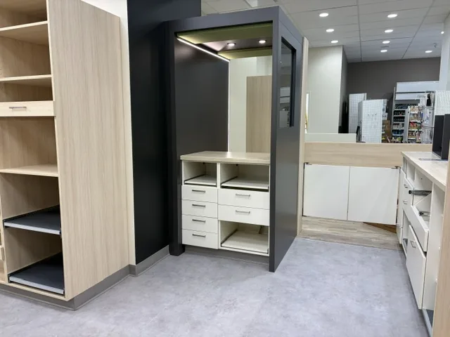 Nettoyage après construction pharmacie Familiprix Victoriaville — armoire à tiroirs