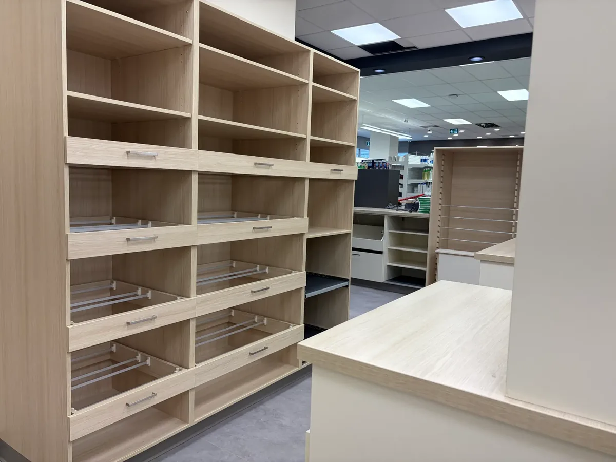 Nettoyage après construction Pharmacie Familiprix Victoriaville — zone préparation