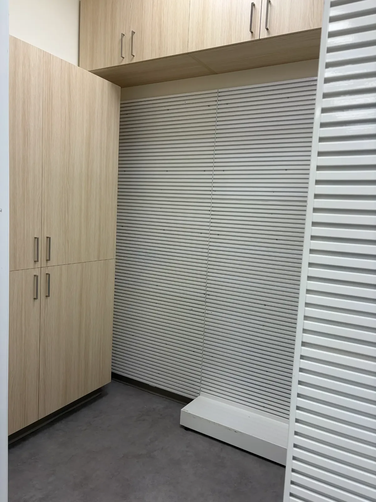 Nettoyage après construction Pharmacie Familiprix Victoriaville — mur rangement