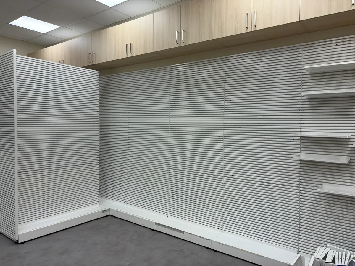 Nettoyage après construction Pharmacie Familiprix Victoriaville — rayonnages