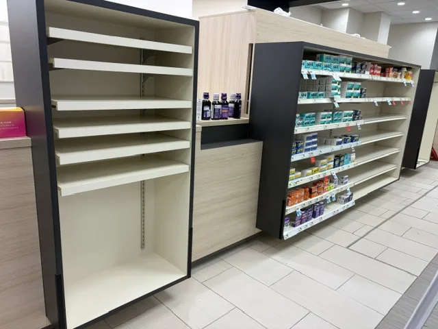 Nettoyage après construction pharmacie Familiprix Victoriaville — étagères produits