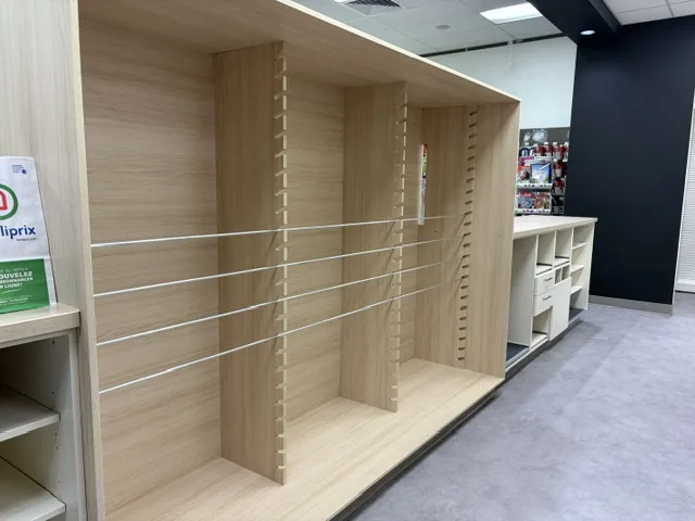 Nettoyage après construction pharmacie Familiprix Victoriaville — présentoir bois