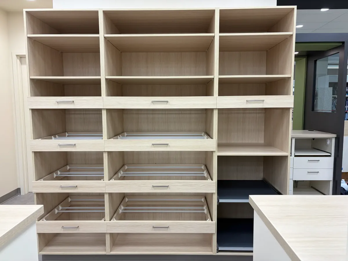 Nettoyage après construction Pharmacie Familiprix Victoriaville — armoires rangement