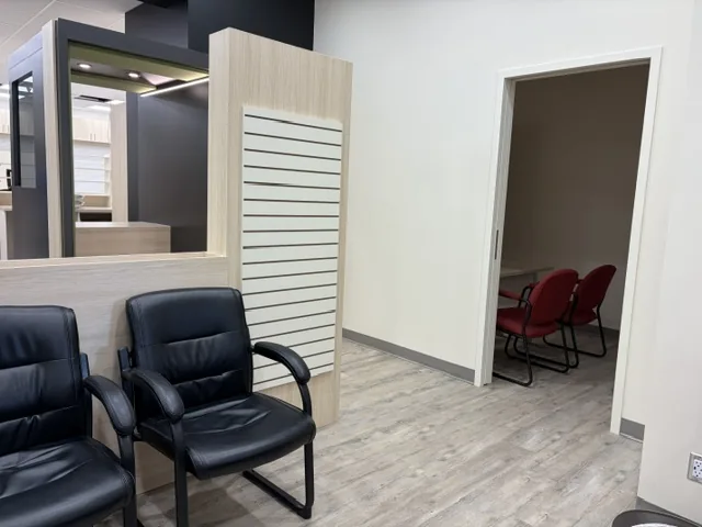 Nettoyage après construction pharmacie Familiprix Victoriaville — salle d'attente