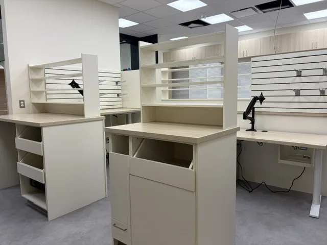 Nettoyage après construction pharmacie Familiprix Victoriaville — zone dispensaire