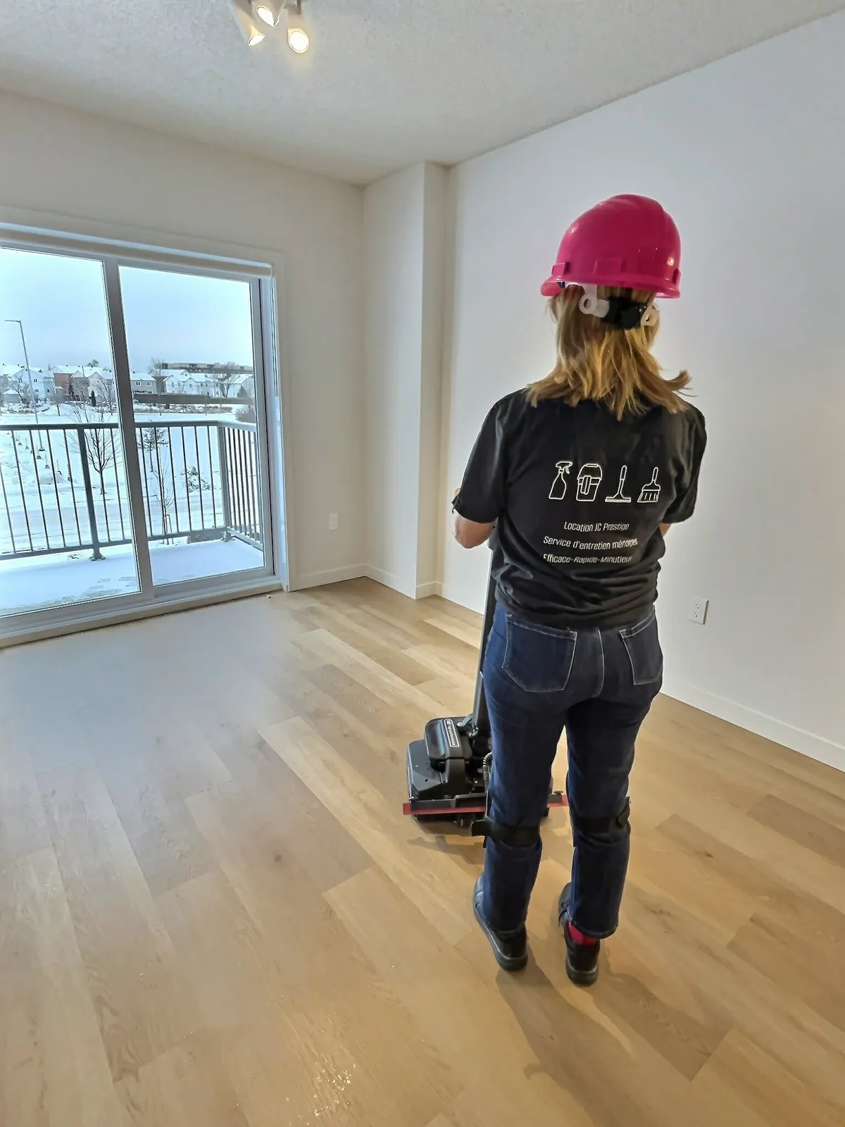 Technicienne JC Prestige polissage plancher salon résidence aînés Drummondville